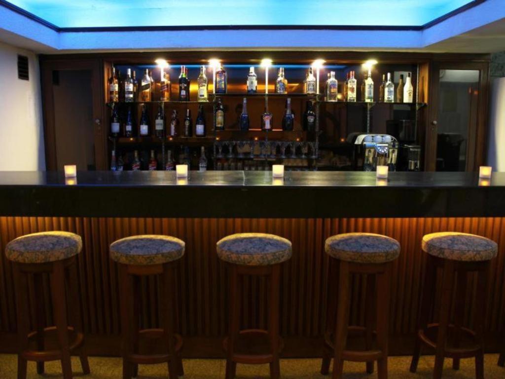 Alfa Hotel Янгон Экстерьер фото