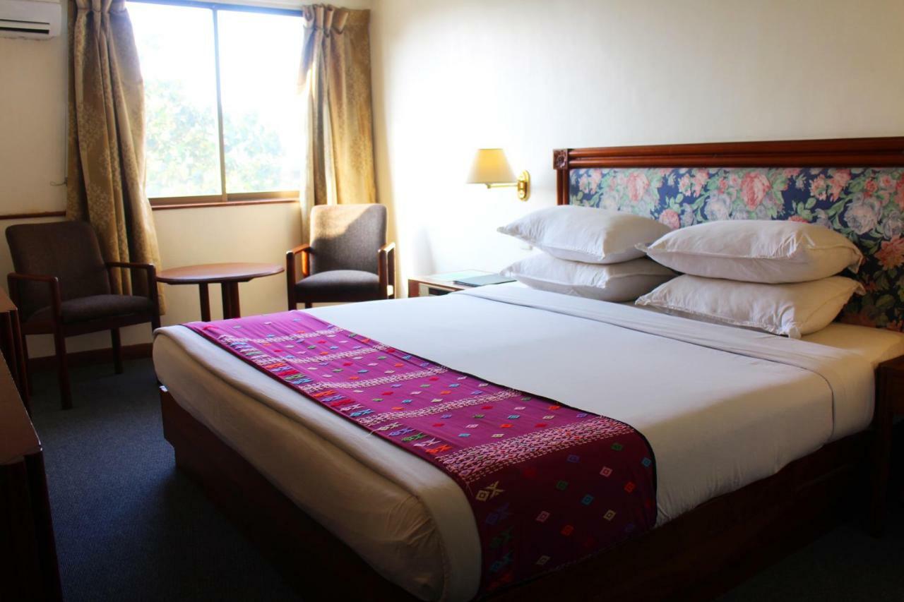 Alfa Hotel Янгон Экстерьер фото