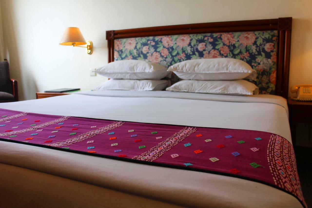Alfa Hotel Янгон Экстерьер фото
